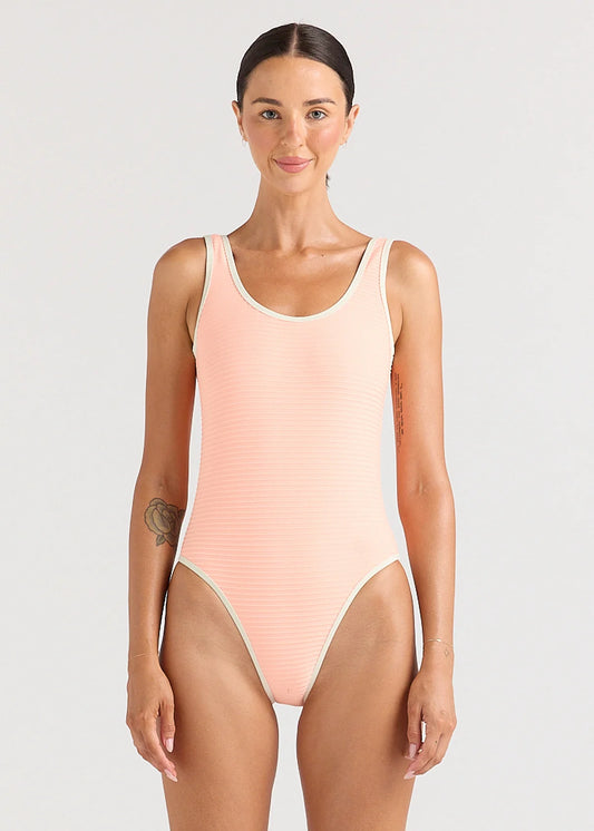 Poolside Scoop | One Piece